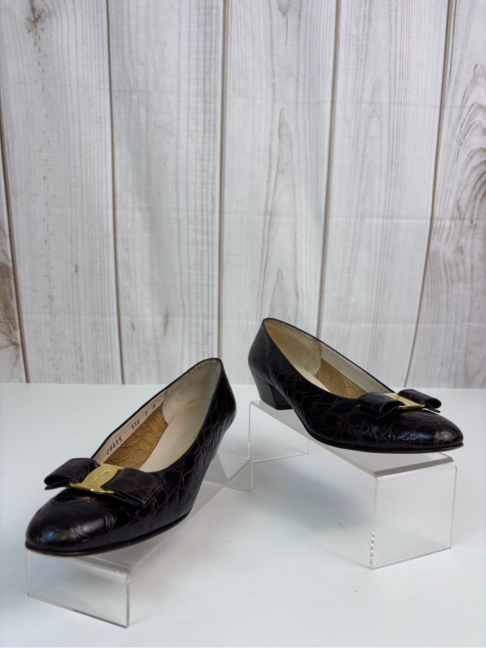 Vintage Salvatore Ferragamo Croc-Embossed Leather Vara Bow Pumps Brown Sz 7B - Picture 4 of 15